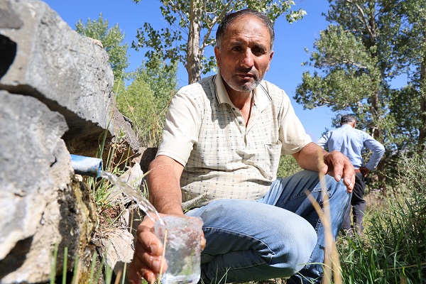 Foto - Şifa için kana kana içiyorlar! Kokusuna rağmen o su için akın akın bölgeye gidiyorlar