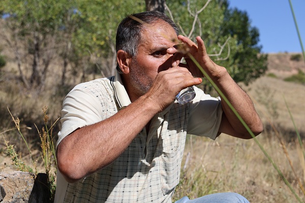 Foto - Şifa için kana kana içiyorlar! Kokusuna rağmen o su için akın akın bölgeye gidiyorlar