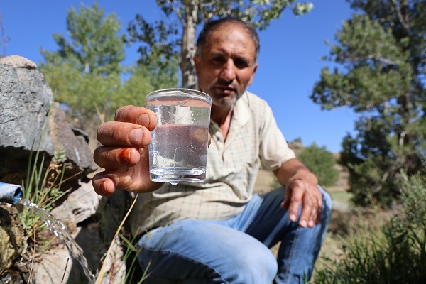 Foto - Şifa için kana kana içiyorlar! Kokusuna rağmen o su için akın akın bölgeye gidiyorlar