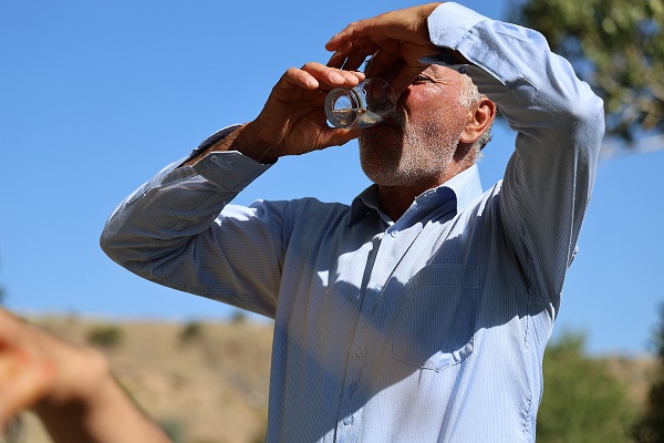 Şifa için kana kana içiyorlar! Kokusuna rağmen o su için akın akın bölgeye gidiyorlar