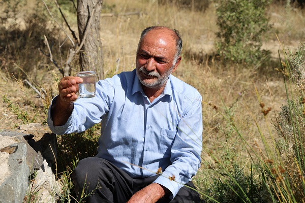 Foto - Şifa için kana kana içiyorlar! Kokusuna rağmen o su için akın akın bölgeye gidiyorlar