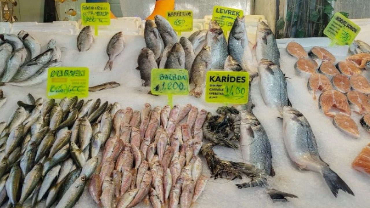 Foto - Şifalı olduğu düşünülüyor! Kendisi 650 TL, başındaki taş 10 bin TL