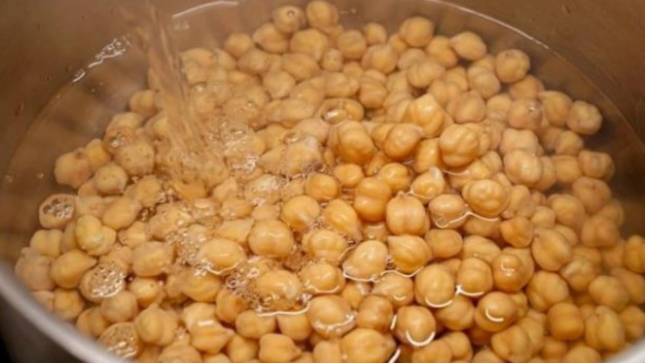 Foto - Şifasını duyan deniyor! Nohutun suyunu sakın dökmeyin