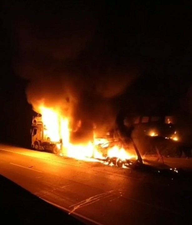 Foto - Sıfır araçlar cayır cayır yandı! 