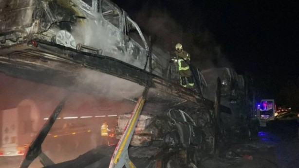 Foto - Sıfır araçlar cayır cayır yandı! 