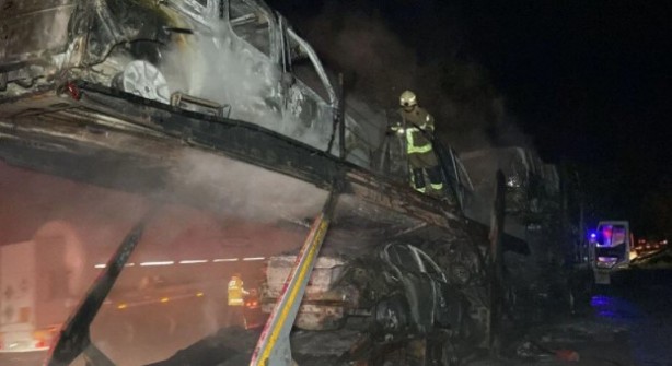 Foto - Sıfır araçlar cayır cayır yandı! 