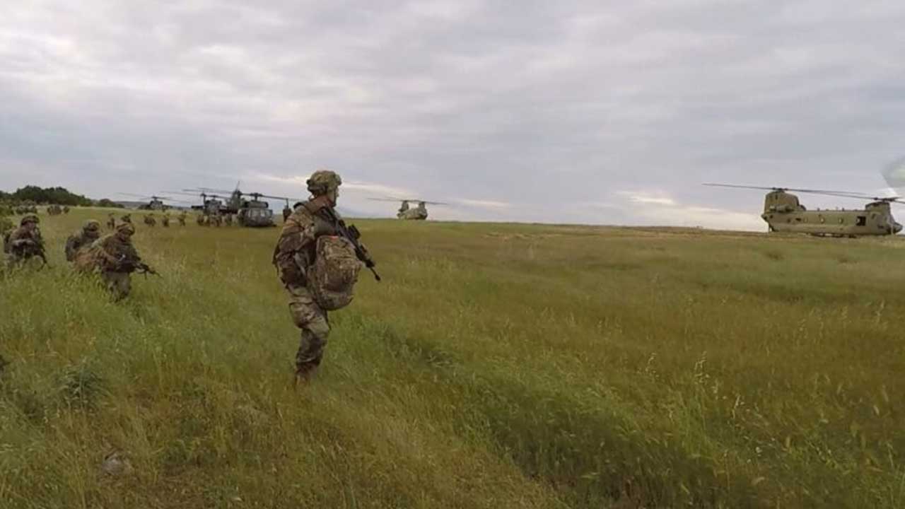 Foto - Sıfır noktasında sıcak saatler: Savaş uçakları, helikopterler, tanklar Türkiye'ye karşı ilerliyor