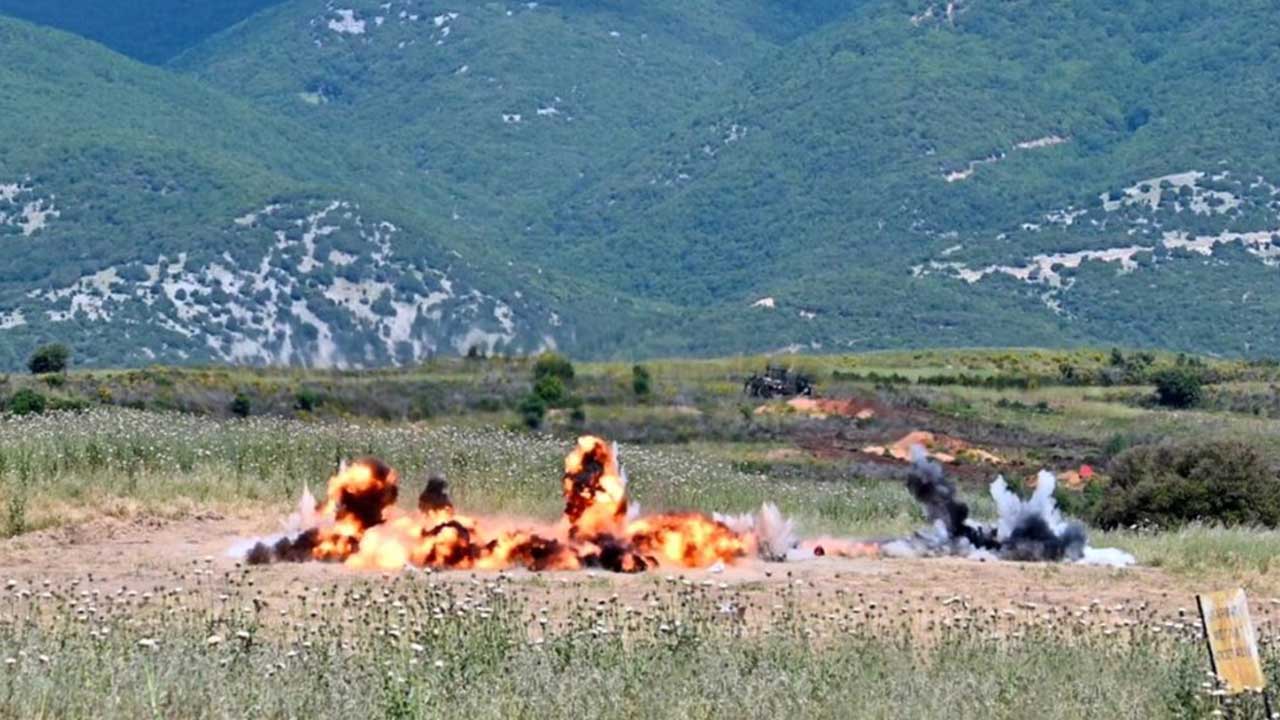 Foto - Sıfır noktasında sıcak saatler: Savaş uçakları, helikopterler, tanklar Türkiye'ye karşı ilerliyor