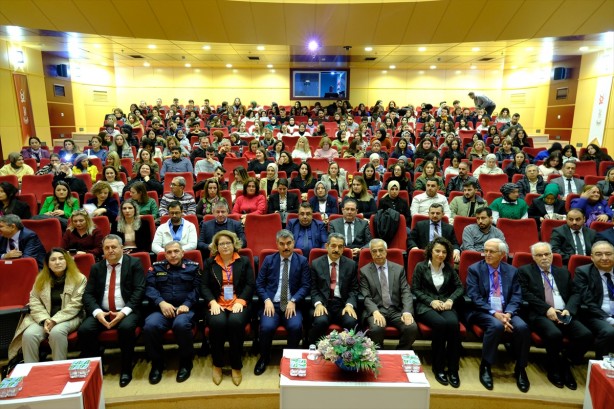 'Sigaranın zararları' panelinde şok eden görüntü! Siz şaka mısınız ya! Böylesi ancak Türkiye’de olur