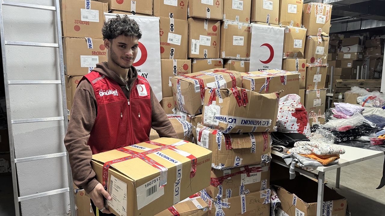 Foto - Sığınmacı Ümit Özdağ biraz utan! Filistinli genç vefa borcunu böyle ödüyor