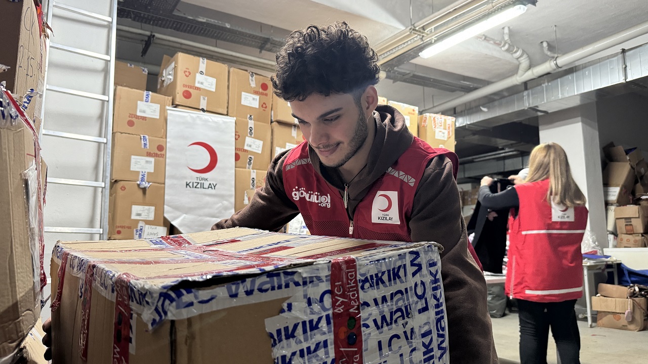 Foto - Sığınmacı Ümit Özdağ biraz utan! Filistinli genç vefa borcunu böyle ödüyor