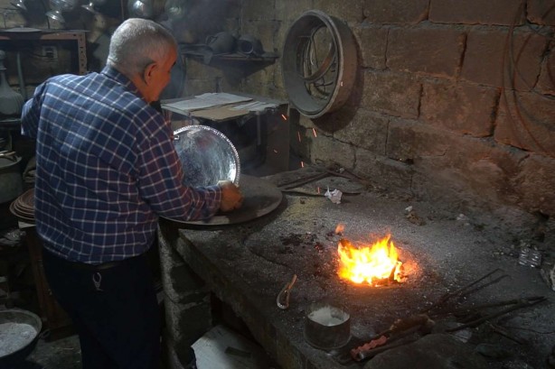 Siirt’in tarihi bakırcılar çarşısında artık büyük bir suskunluk hâkim