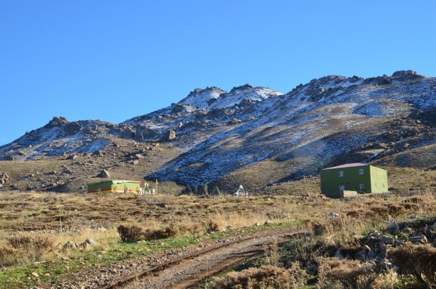 Siirt'te asker PKK'nın sözde 'mahkemesini' yıktı