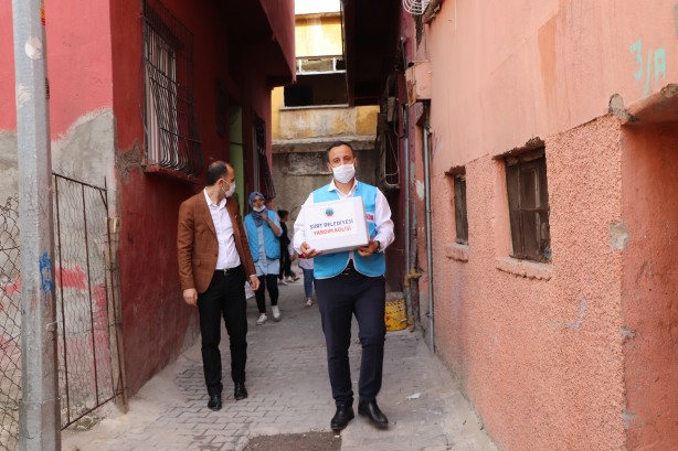 Foto - Siirt'te yabancı uyruklu öğrencilere gıda yardımı