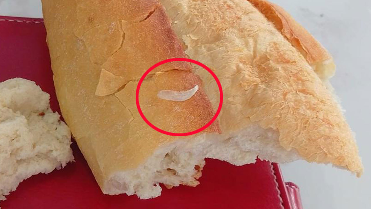 Foto - Şikayet eden müşteriye tehdit yağdı... Ekmeğin içinden öyle bir şey çıktı ki! 