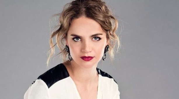 Sıkı AK Partili ve Erdoğancı olarak biliniyordu! Eski manken Tuğçe Kazaz seçimde o partiye oy vereceğini açıkladı! Bu kez herkesi ters köşe yaptı