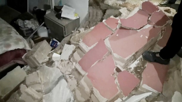 Foto - Sıkışan gaz bomba gibi patladı! Evin duvarları yıkıldı