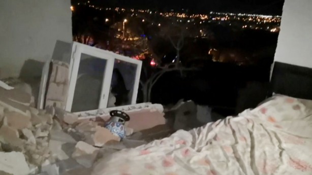 Foto - Sıkışan gaz bomba gibi patladı! Evin duvarları yıkıldı