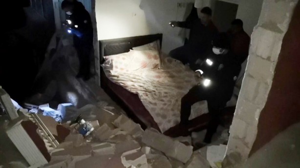 Foto - Sıkışan gaz bomba gibi patladı! Evin duvarları yıkıldı