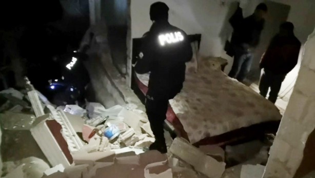 Foto - Sıkışan gaz bomba gibi patladı! Evin duvarları yıkıldı