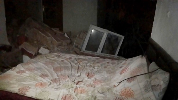 Foto - Sıkışan gaz bomba gibi patladı! Evin duvarları yıkıldı