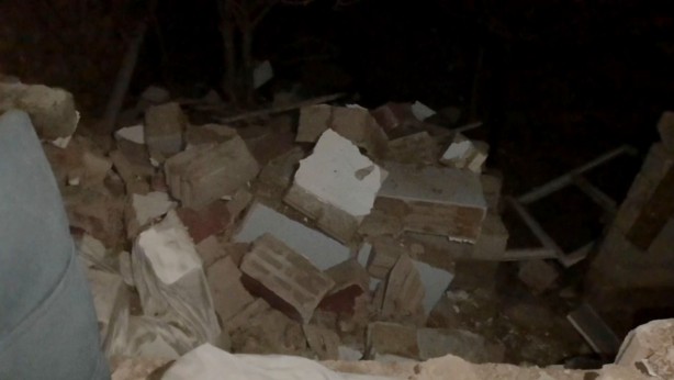 Foto - Sıkışan gaz bomba gibi patladı! Evin duvarları yıkıldı