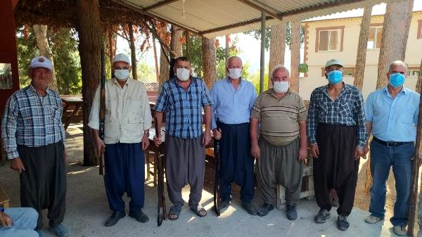 Foto - Silahlanan köylüler ormanda nöbet tutuyor
