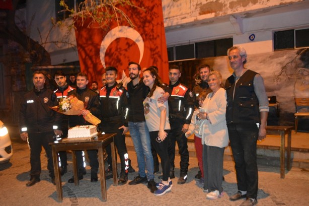Foto - Silahlı kavga ihbarına giden polislere sürpriz kutlama