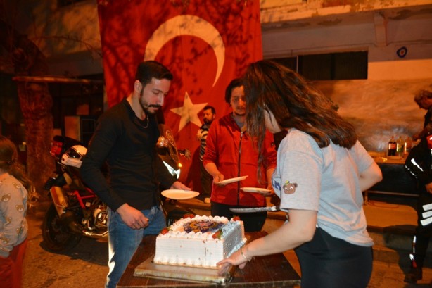 Foto - Silahlı kavga ihbarına giden polislere sürpriz kutlama