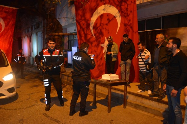 Foto - Silahlı kavga ihbarına giden polislere sürpriz kutlama