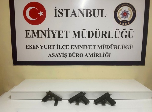 Silahlı kavgada, balkonda oturan bir kadın başından vuruldu