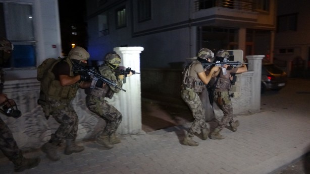 Foto - Silahlı saldırganlara şok baskın!