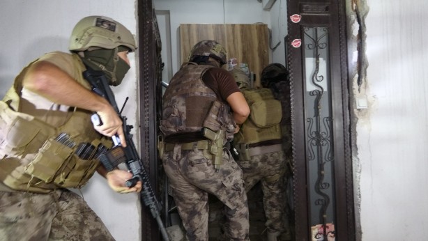 Foto - Silahlı saldırganlara şok baskın!