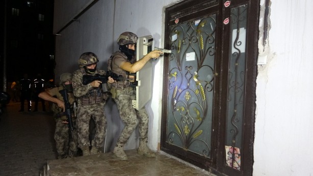 Foto - Silahlı saldırganlara şok baskın!