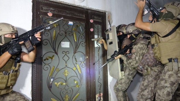 Silahlı saldırganlara şok baskın!