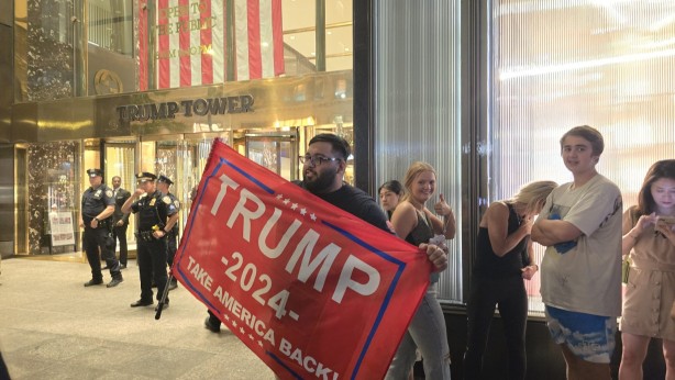 Foto - Silahlı saldırıya uğrayan eski Başkan Trump'ın destekçileri New York'ta toplanıyor