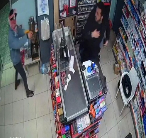 O detay polisin dikkatinden kaçmadı! Silahlı soyguncu kendini böyle ele verdi