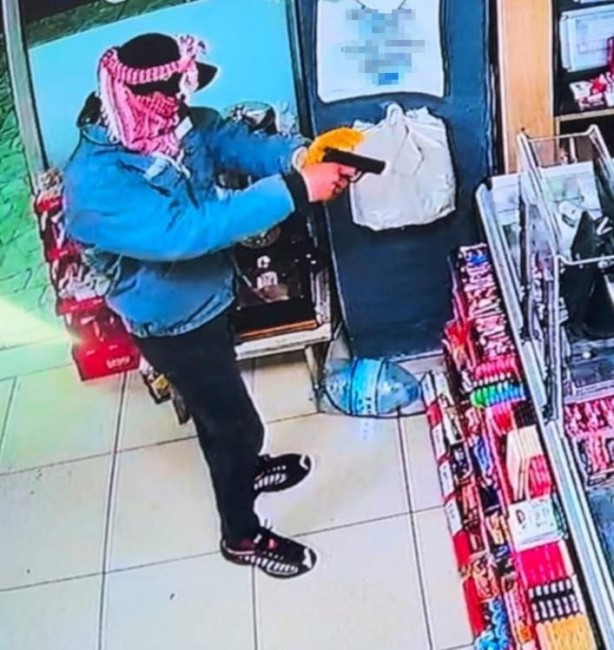 Foto - O detay polisin dikkatinden kaçmadı! Silahlı soyguncu kendini böyle ele verdi