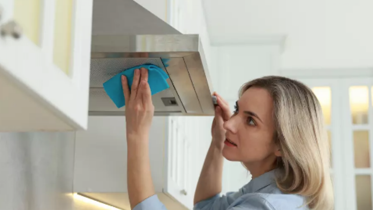 Sildikçe yayılan o inatçı yağlar... Mutfak dolaplarındaki yapış yapış lekelerin çözümü o meyve!