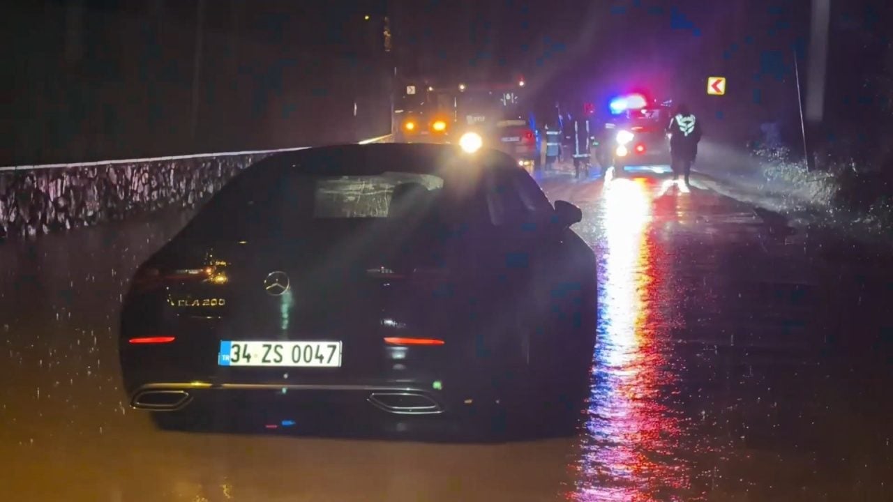 Foto - Şile’de su biriken caddede otomobil mahsur kaldı: 2 kişi kurtarıldı