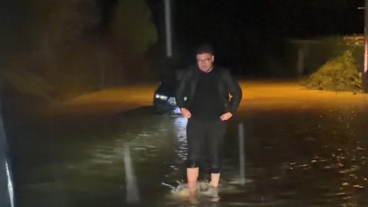 Foto - Şile’de su biriken caddede otomobil mahsur kaldı: 2 kişi kurtarıldı