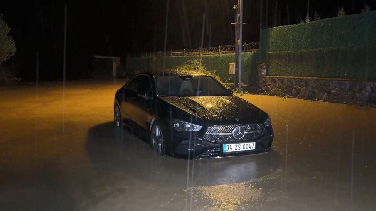 Foto - Şile’de su biriken caddede otomobil mahsur kaldı: 2 kişi kurtarıldı