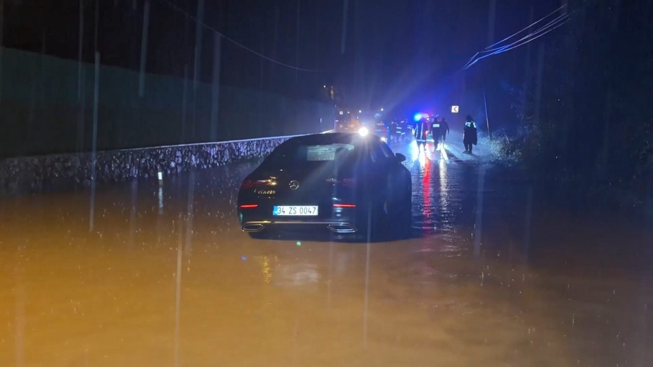 Şile’de su biriken caddede otomobil mahsur kaldı: 2 kişi kurtarıldı