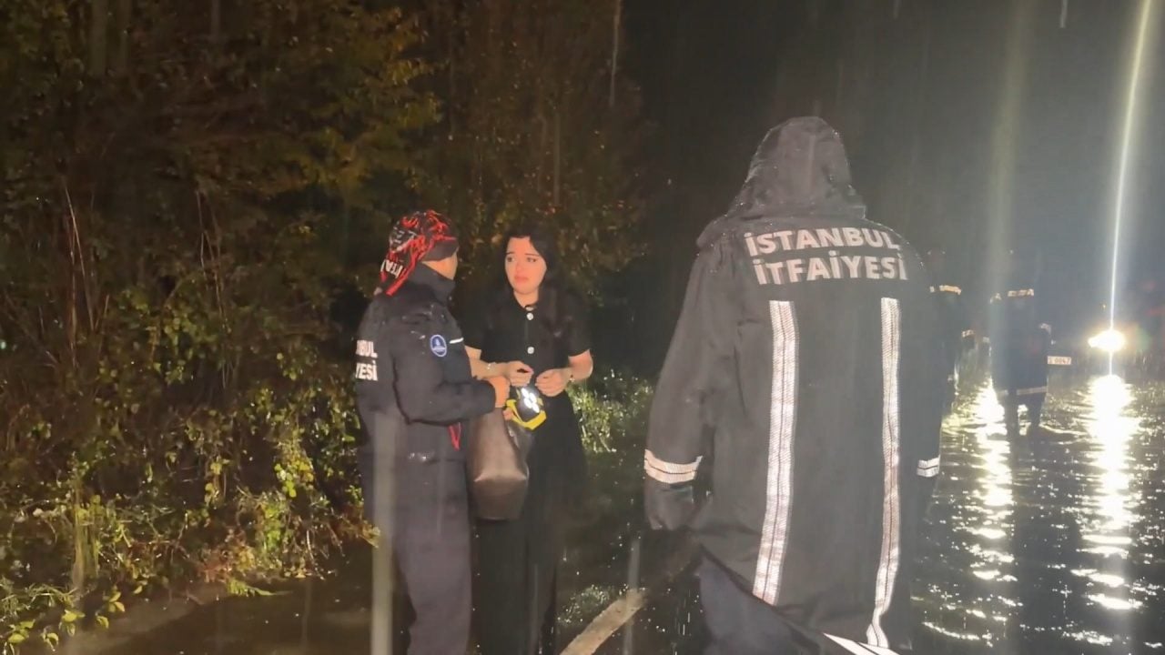 Foto - Şile’de su biriken caddede otomobil mahsur kaldı: 2 kişi kurtarıldı