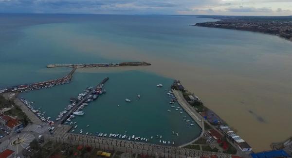 Foto - Silivri'de deniz kahverengiye büründü