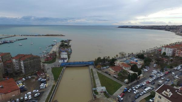 Foto - Silivri'de deniz kahverengiye büründü
