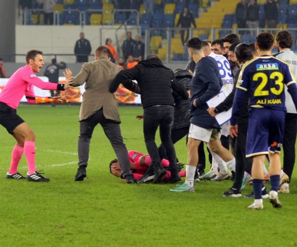 Foto - Şimdi de saldırın da görelim! Hakeme saldırıya yeni cezalar! TFF, Futbol Disiplin Talimatı'nda değişiklik yaptı!
