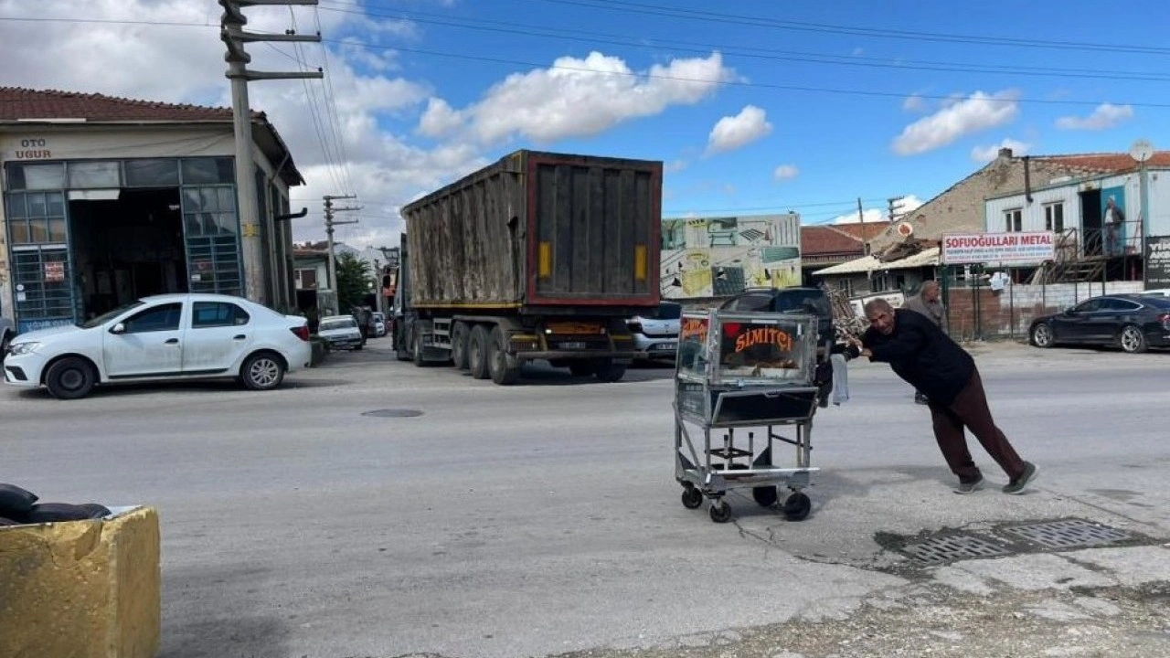 Simit satarak 4 çocuk okutuyor