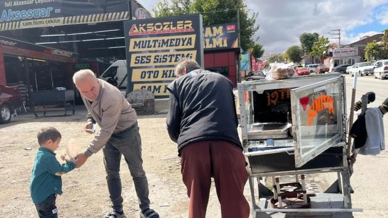 Foto - Simit satarak 4 çocuk okutuyor