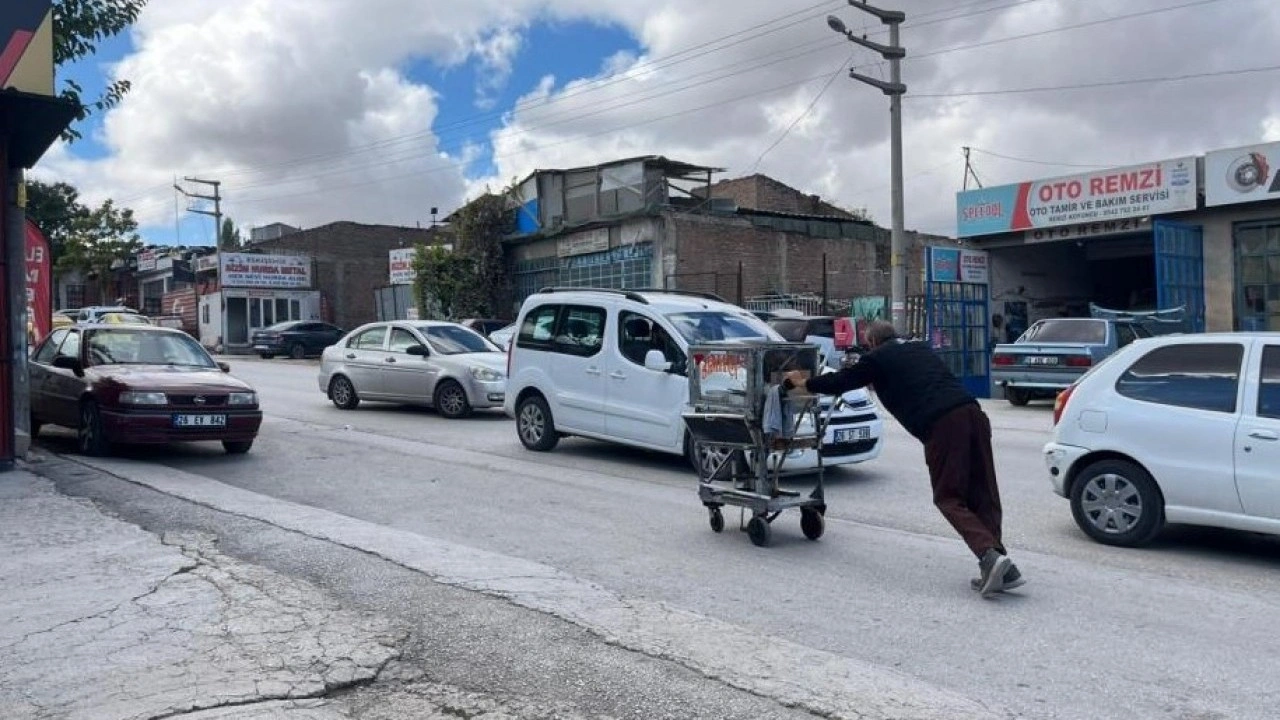 Foto - Simit satarak 4 çocuk okutuyor
